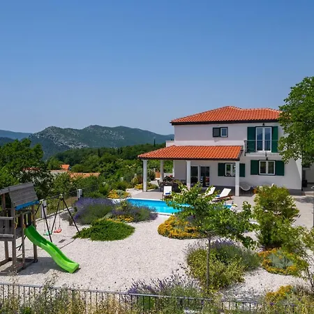 Villa Belina: 4 Ensuite Bedrooms, Game Room, Heated Pool, Sauna & Gym