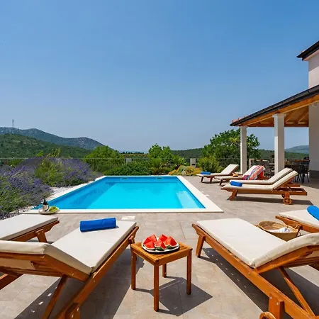 Belina: 4 Ensuite Bedrooms, Game Room, Heated Pool, Sauna & Gym Villa Gata