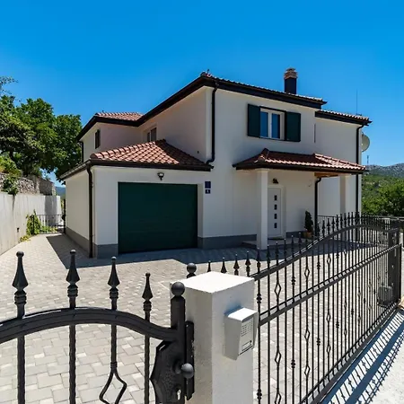 Belina: 4 Ensuite Bedrooms, Game Room, Heated Pool, Sauna & Gym *