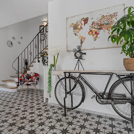 Belina: 4 Ensuite Bedrooms, Game Room, Heated Pool, Sauna & Gym