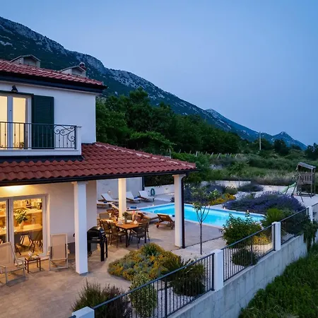 Villa Belina: 4 Ensuite Bedrooms, Game Room, Heated Pool, Sauna & Gym