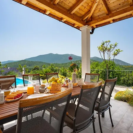 Belina: 4 Ensuite Bedrooms, Game Room, Heated Pool, Sauna & Gym Vila