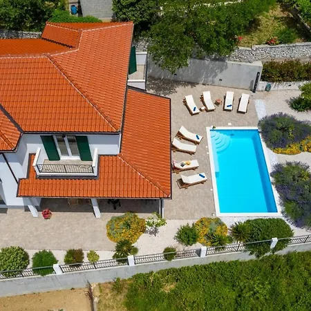 Belina: 4 Ensuite Bedrooms, Game Room, Heated Pool, Sauna & Gym *