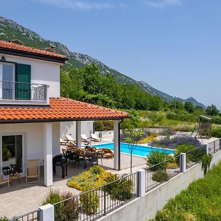 Belina: 4 Ensuite Bedrooms, Game Room, Heated Pool, Sauna & Gym